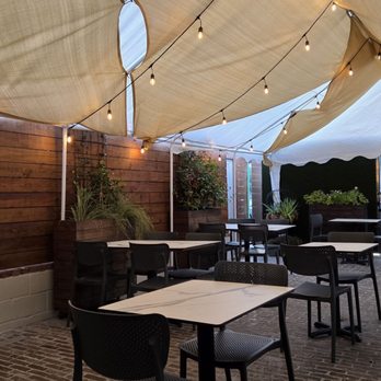 Dorothy's Downtown - Patio seating - Cocktail Bars Near Me - Jacksonville, Florida