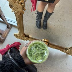 Matcha latte with oat milk & vanilla