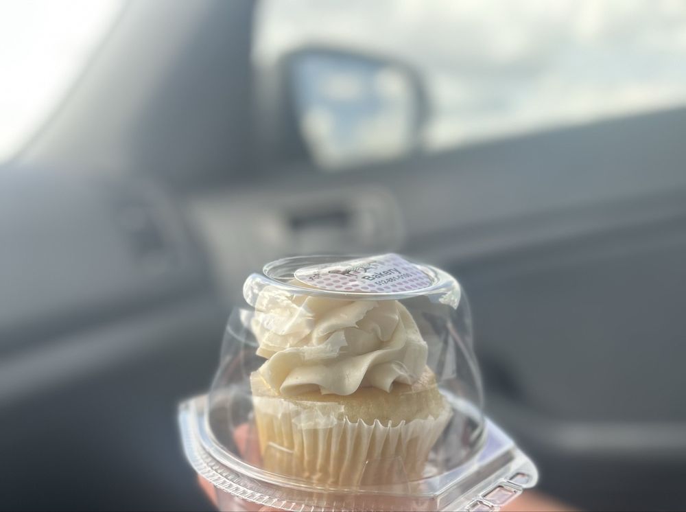 The Sweet Tooth Parlor Bakery | Cakes & Baked Goods Logo