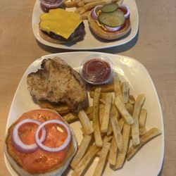 Cades Grill - Cheeseburger and grilled chicken sandwich