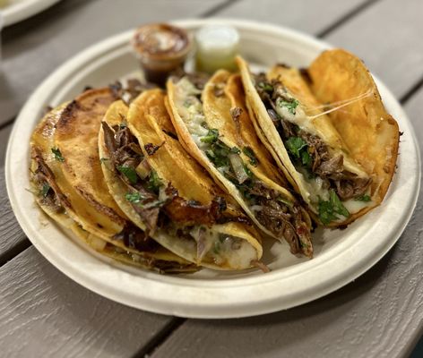 El Viejón Taquería y Mariscos food truck by null