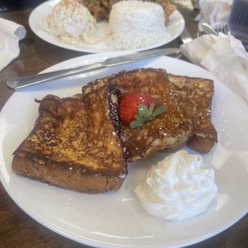 Oli's Kitchen - Sweet bread French toast - Breakfast & Brunch Near Me - Honolulu, Hawaii