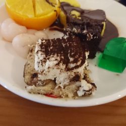 Red Sun - Dessert frisches Obst , Schokosoßen und Tiramisu