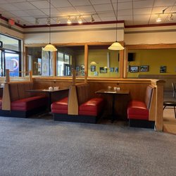 SB Restaurant - Lots of space between front booths