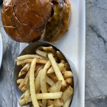 Earls Kitchen + Bar - Breakfast Burger - New American Near Me - Orlando, Florida