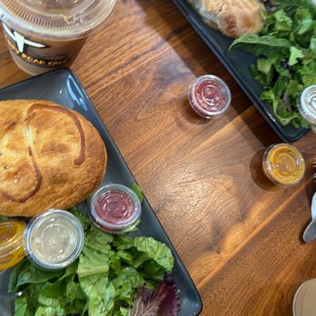 Ponsonby Road Cafe - Steak meat pie w/ side salad - Cafes Near Me - Los Angeles, California