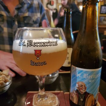 Le Poechenellekelder - Matching beer and glassware - Beer Bar Near Me - Brussels, BRU Le Poechenellekelder - Matching beer and glassware - Beer Bar Near Me - Brussels, BRU