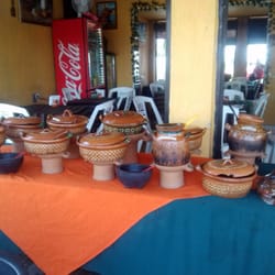 Los Morales - La mesa del buffet, todo en su respectiva olla de barro y con su propia cuchara.