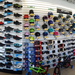 Sports Maguire - Casques, souliers, bidons