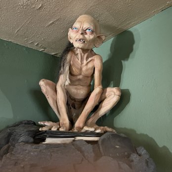 Hobbit Cafe - Burgers Near Me - Houston, Texas