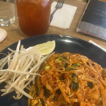 Somtum Der Redhook - Spicy Pad Thai with Vegetables - Thai Near Me - Brooklyn, New York