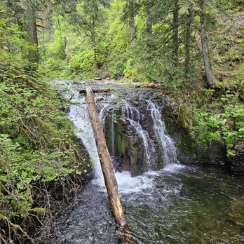 Multnomah Falls - Mini falls at the top of the falls - Hiking Near Me - Bridal Veil, Oregon Multnomah Falls - Mini falls at the top of the falls - Hiking Near Me - Bridal Veil, Oregon