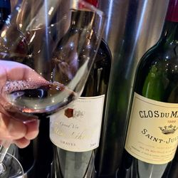 Aux Quatre Coins du Vin - Beautifully aged Bordeaux