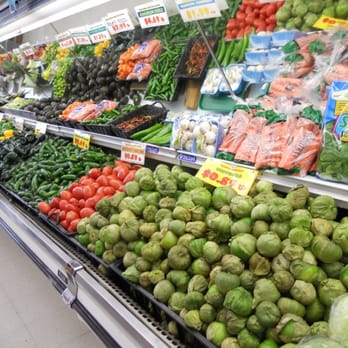 PL International Market - Produce - peppers and tomatillos galore and at a bargain price too - Mexican Near Me - Eugene, Oregon