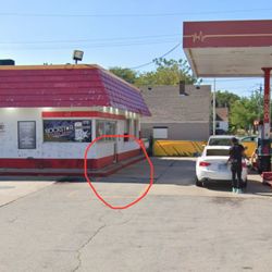 Bono Gas And Vape Station - In the photo you can see the step up to the business showing it is NOT wheelchair accessible