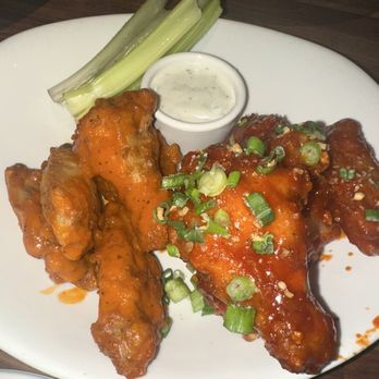 Yard House - 10 Crispy Traditional Wings - New American Near Me - Cincinnati, Ohio