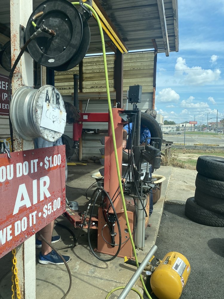 DENT’S DIXIE STATION Updated August 2024 314 W Fourth St, Adel