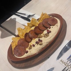 MADO London Masonville Place - Hummus sojuk chips