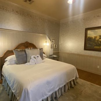 Kiepersol Bed and Breakfast - Bed & Breakfast Near Me - Tyler, Texas Kiepersol Bed and Breakfast - Bed & Breakfast Near Me - Tyler, Texas