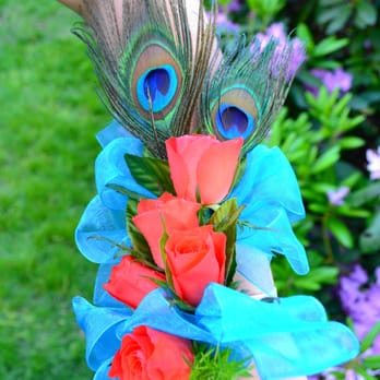 Heidi Carman - My niece's innovative corsage - Florists Near Me - Newton, Massachusetts Heidi Carman - My niece's innovative corsage - Florists Near Me - Newton, Massachusetts