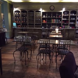 Le Comptoir - La pièce intérieure cosy et les thés en vente