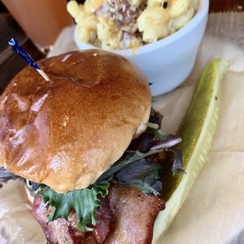 The Merchant House - Blue cheese and bacon burger with Mac and cheese - New American Near Me - Greenville, Ohio The Merchant House - Blue cheese and bacon burger with Mac and cheese - New American Near Me - Greenville, Ohio