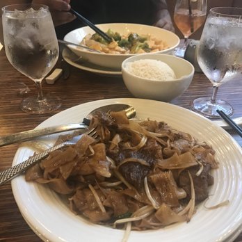 Ginger - Hong Kong style beef chow fun at the bottom and tofu with broccoli at the top with a side a white rice - Chinese Near Me - National Harbor, Maryland
