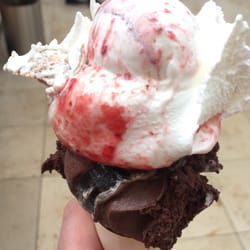 Florenz Frozen Joghurt Stand - Cheesecake-Erdbeer-Cookie und dunkle Schokolade mit Orange