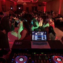 100one Media - Red wedding
