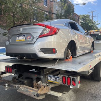 Expedited Towing - Loading a tireless car from its accident scene - Towing Near Me - Upper Darby, Pennsylvania Expedited Towing - Loading a tireless car from its accident scene - Towing Near Me - Upper Darby, Pennsylvania