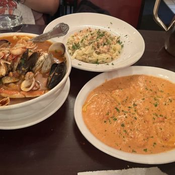 Sotto Mare - The Best Damn Crab Cioppino, Fettuccine With Smoked Salmon and Lobster Ravioli - Seafood Near Me - San Francisco, California Sotto Mare - The Best Damn Crab Cioppino, Fettuccine With Smoked Salmon and Lobster Ravioli - Seafood Near Me - San Francisco, California
