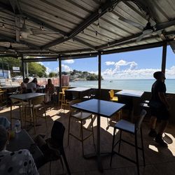 Super Benjy’s Cuisine - Mesas interior que miran al mar