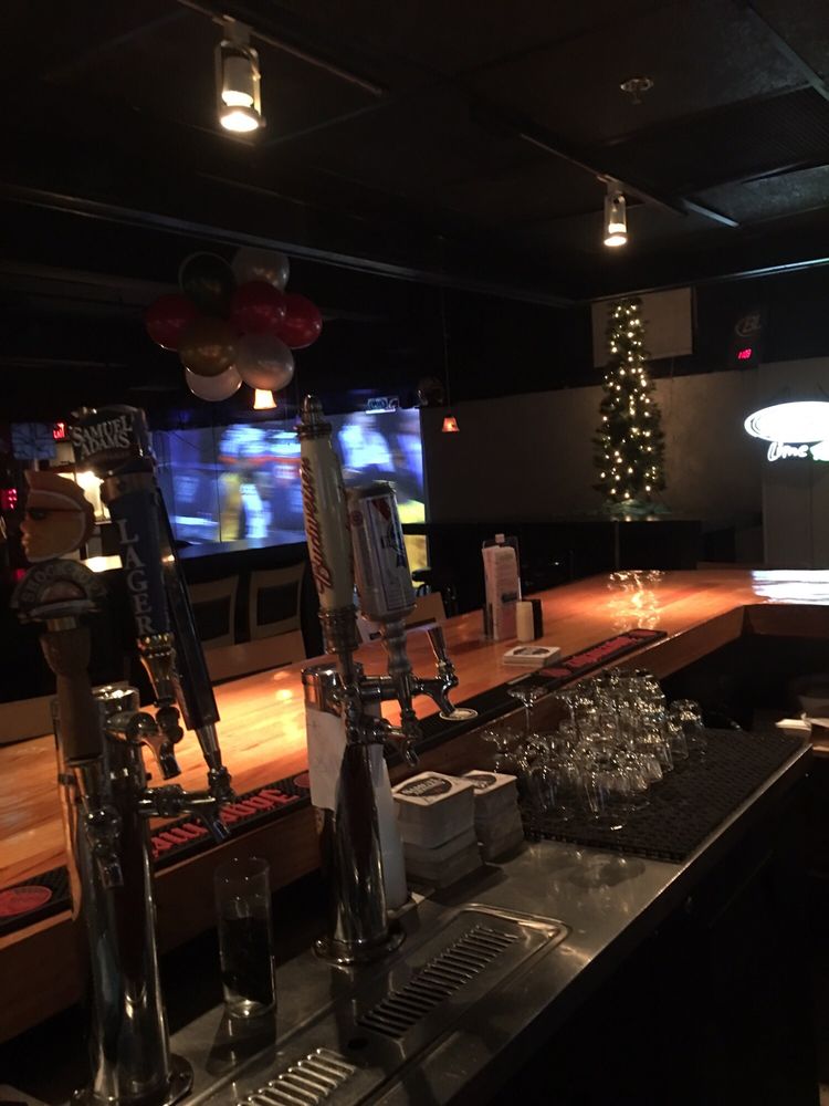 FIELD HOUSE PUB Updated September 2024 10 Photos 305 Lyon Ave