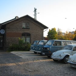 Güterbahnhof Bonn-Beuel - Alte VW-Bulli und Käfer vor dem Bahnhöfchen