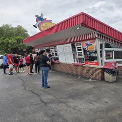 Budges Drive In - It can get busy at times