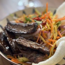 Kuma Kitchen - Mango salad with steak
