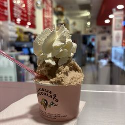 Vaniglia & Cioccolato - Hazelnut and pistachio with fresh whipped cream