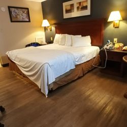 Econo Lodge - Standing by the entry, this is our room