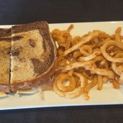 Stone Creek Grille - Patty Melt with onion tanglers