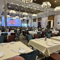 HL Peninsula Restaurant - Main dining hall.