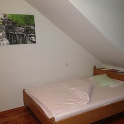Hotel Il Plonner - Einzelbett unter Dachschräge, genug Platz.