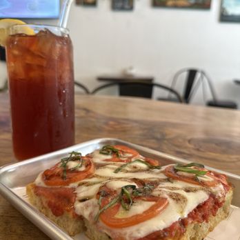 Drift Benicia - Strawberry Ice Tea & Margherita Pizza - Pizza Near Me - Benicia, California
