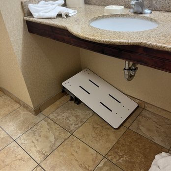 Hampton Inn & Suites Houston - Rosenberg - ADA tub bench was removed. - Hotels Near Me - Rosenberg, Texas