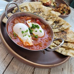 Shakshuka and halloumi benny Shakshuka and halloumi benny