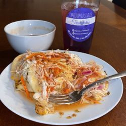 Pupusas Transitenas - Pupusa de chicharrón y agua de jamaica.