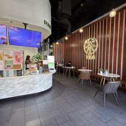 R&B Tea - Corona - Counter and seating area
