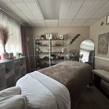 Healthy Holistic Healing - Therapy room - Massage Therapy Near Me - Redding, California Healthy Holistic Healing - Therapy room - Massage Therapy Near Me - Redding, California