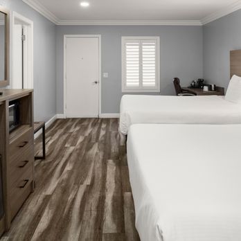 Lone Oak Lodge - Double Beds - Hotels Near Me - Monterey, California Lone Oak Lodge - Double Beds - Hotels Near Me - Monterey, California