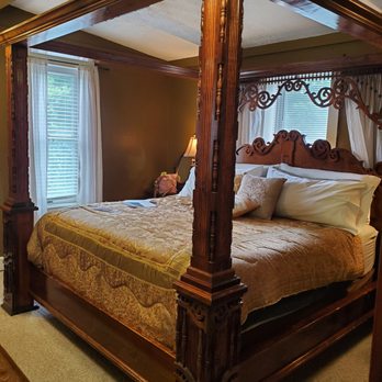 Olde Mill Inn Bed and Breakfast - Beautiful king bed - Hotels Near Me - Cumberland Gap, Tennessee