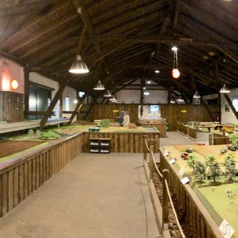 field & fun - Die komplette Halle: links Tisch für die ferngesteuerten Fahrzeuge, rechts statische Diorama-Landschaft - Museums Near Me - Altenkrempe, SH
